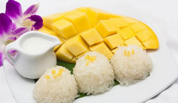 اكلات تايلندية مشهورة طبق الأرز مع المانجو