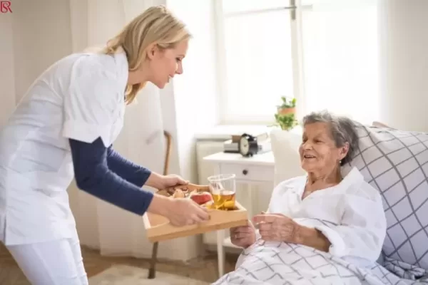 شروط استقدام عاملة منزلية لكبار السن